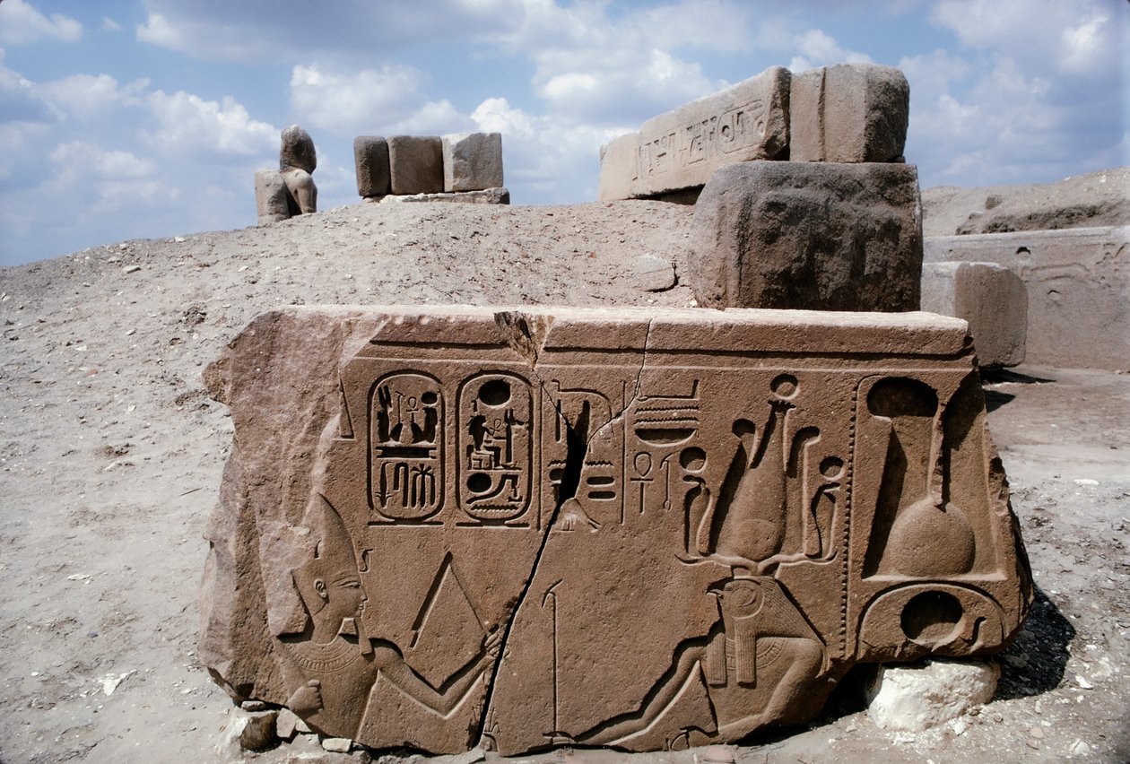 Tanis Egypte, dessins sur des ruines en pierre de l