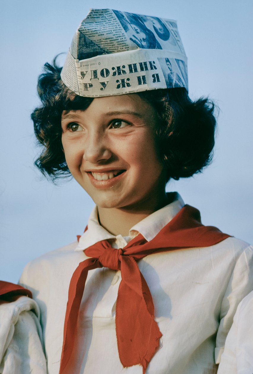 Jeune fille dans un camp de jeunes pionniers, organisation de jeunesse obligatoire, pour l