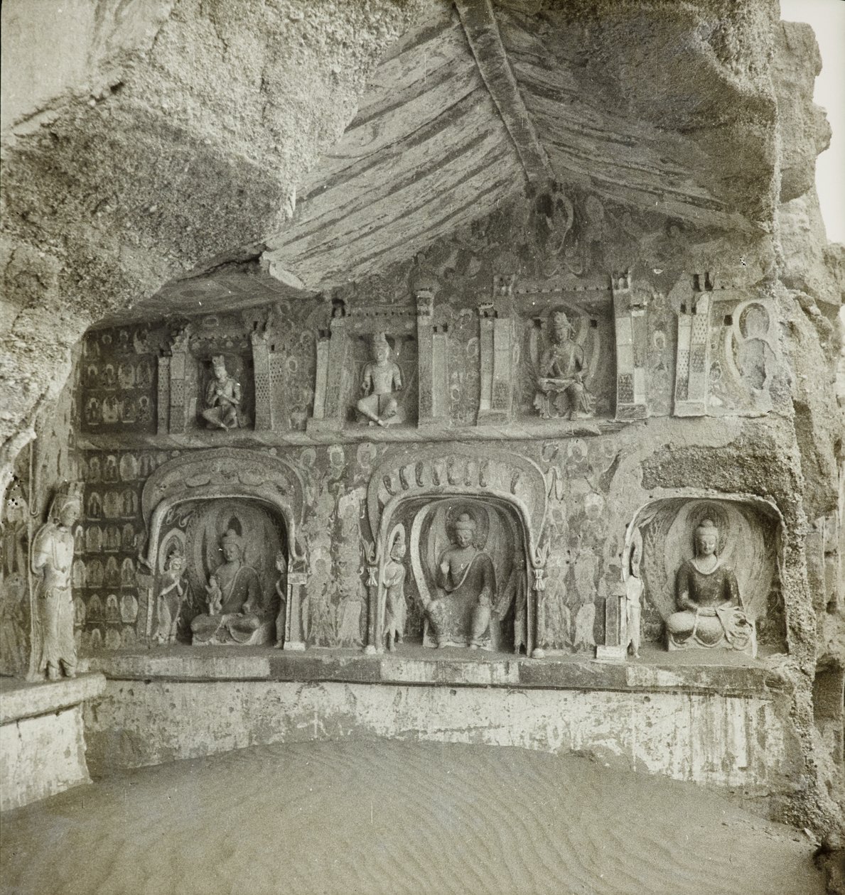 Statues de Bouddhas et bodhisattvas, grotte 259, mur nord, grottes de Dunhuang, Chine - Desmond Parsons