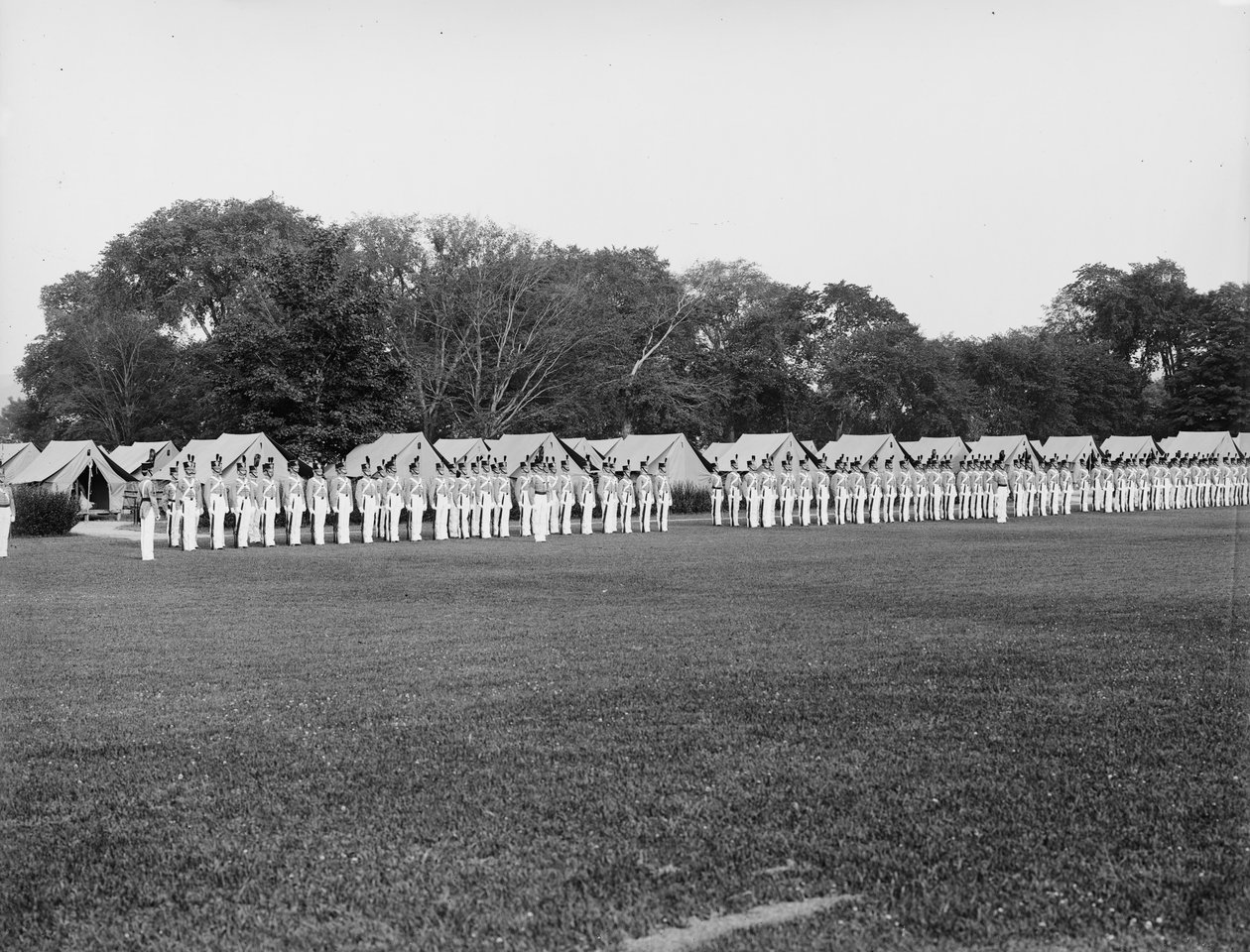 Parade en tenue, coup de canon au coucher du soleil et couleurs, West Point, New York, c.1905 - Detroit Publishing Co.