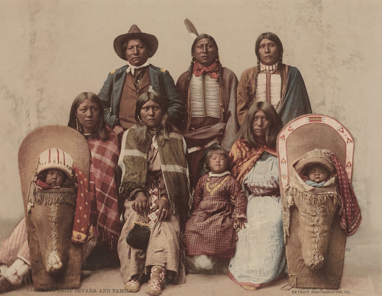 Chef Ute Severo et famille, vers 1885, publié en 1899. Créateurs : Detroit Photographic Company, Charles A. Nast - Detroit Photographic Company, Charles A. Nast