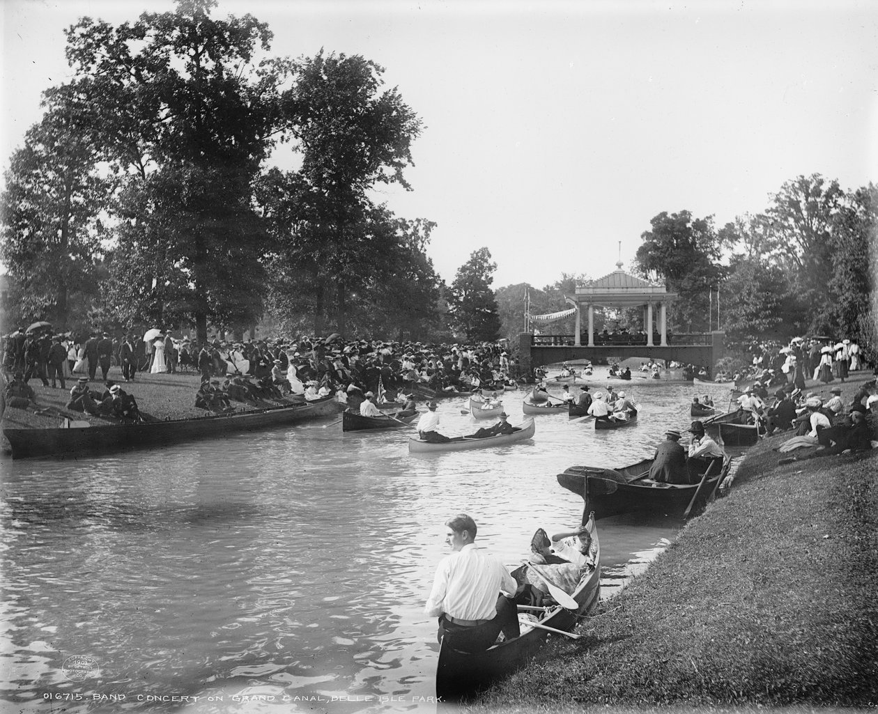 Concert de bande sur le Grand Canal, Belle Isle Park, 1903-20 - Detroit Publishing Co.