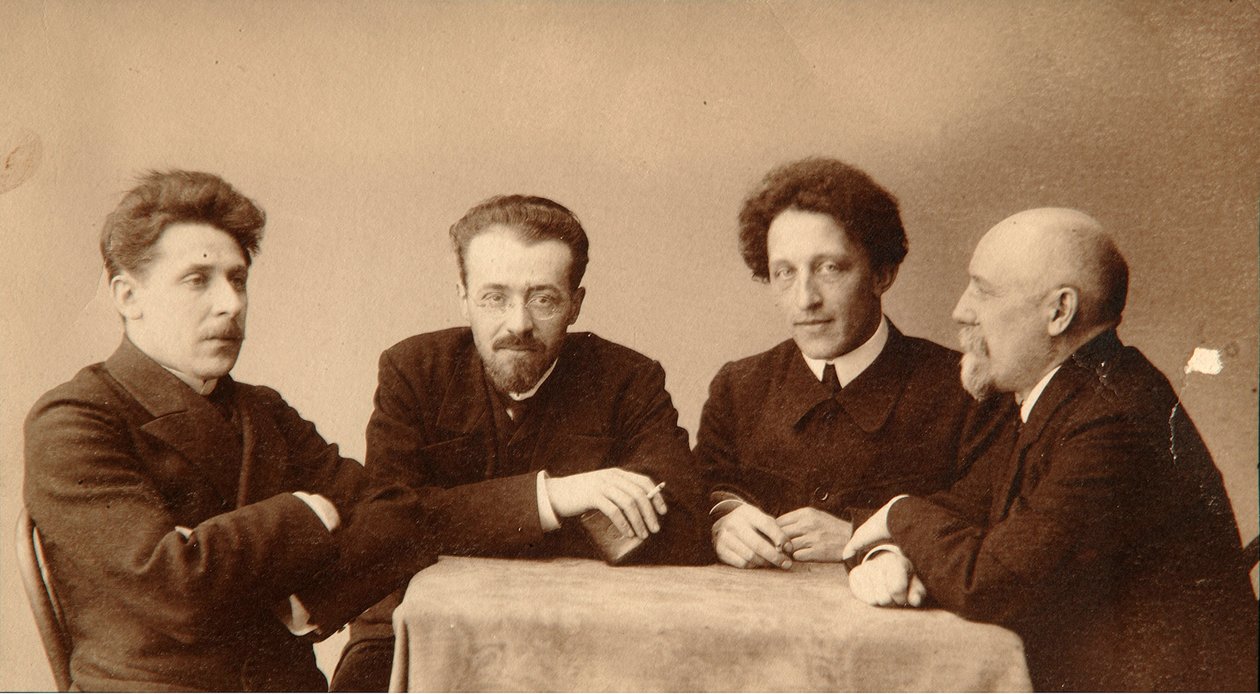 Portrait de groupe des poètes Alexander Blok, Georgii Chulkov, Konstantin Erberg et Fyodor Sologub - Dmitri Spiridonovich Zdobnov