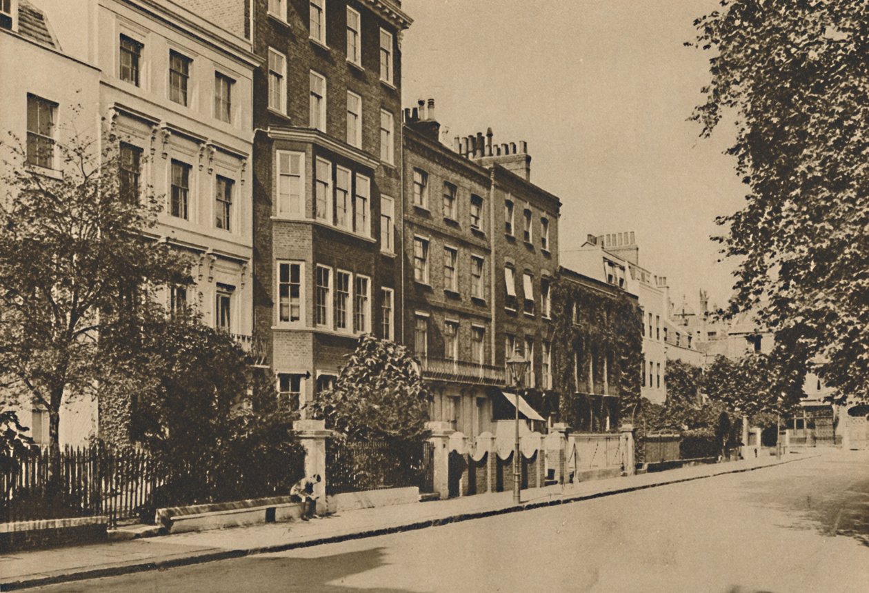 Kensington Square qui préserve encore la paix de deux siècles, c1935 - Donald McLeish