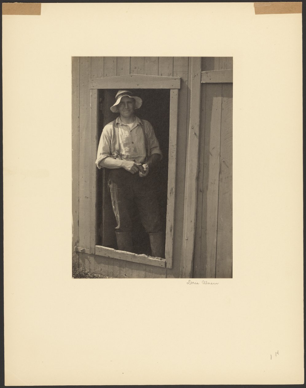 [Homme au chapeau de paille debout dans l