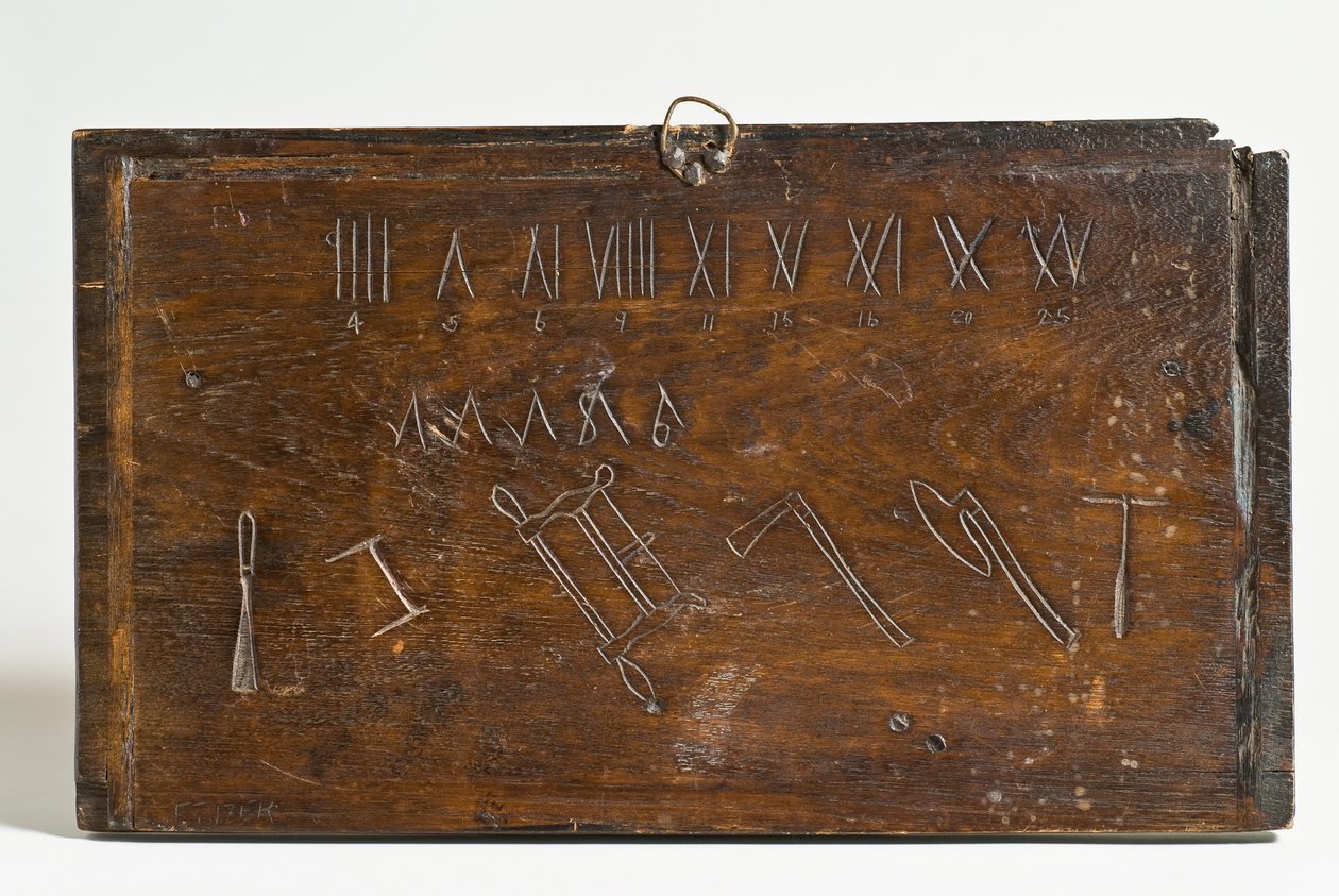 Panneau montrant des chiffres romains (possiblement inscrits avec un couteau de course), des symboles inconnus et des contours de ciseau, cadre ou scie à cadre, haches et une tarière - E. Tijzer