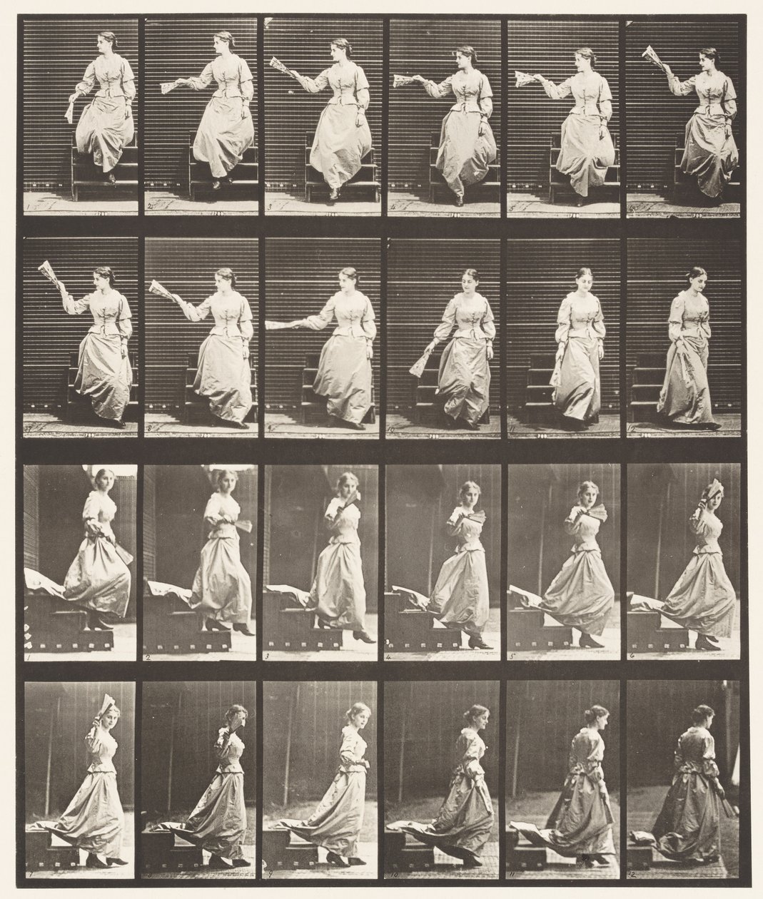 Descendre les escaliers en regardant autour et en agitant un éventail - Eadweard Muybridge