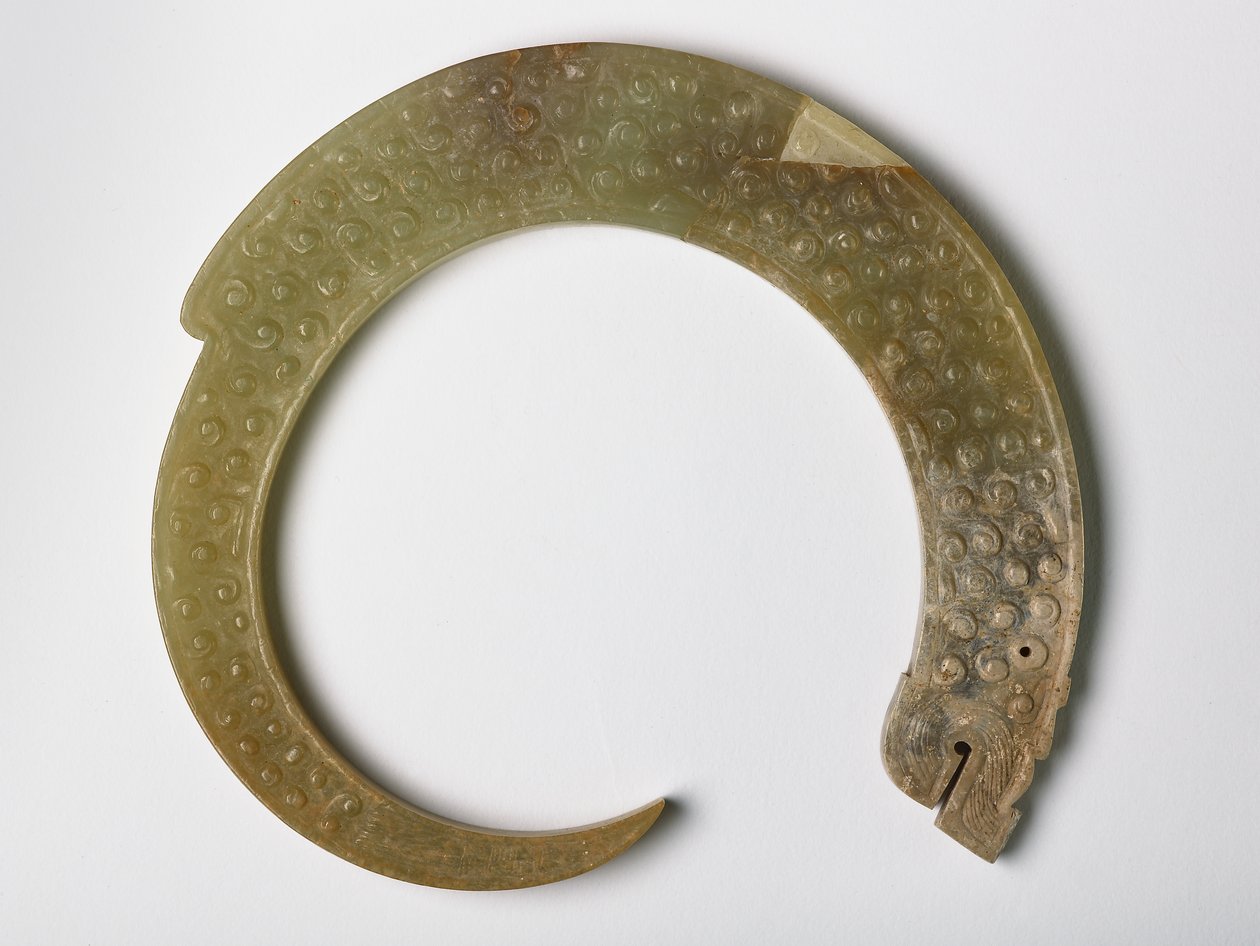 Pendentif en forme de dragon enroulé (jade) - Eastern Zhou Dynasty Chinese School