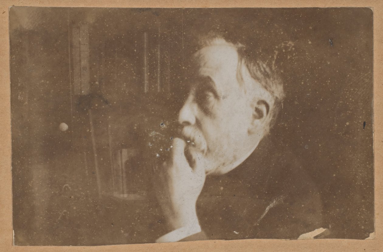 [Autoportrait dans une bibliothèque (main au menton)] - Edgar Degas