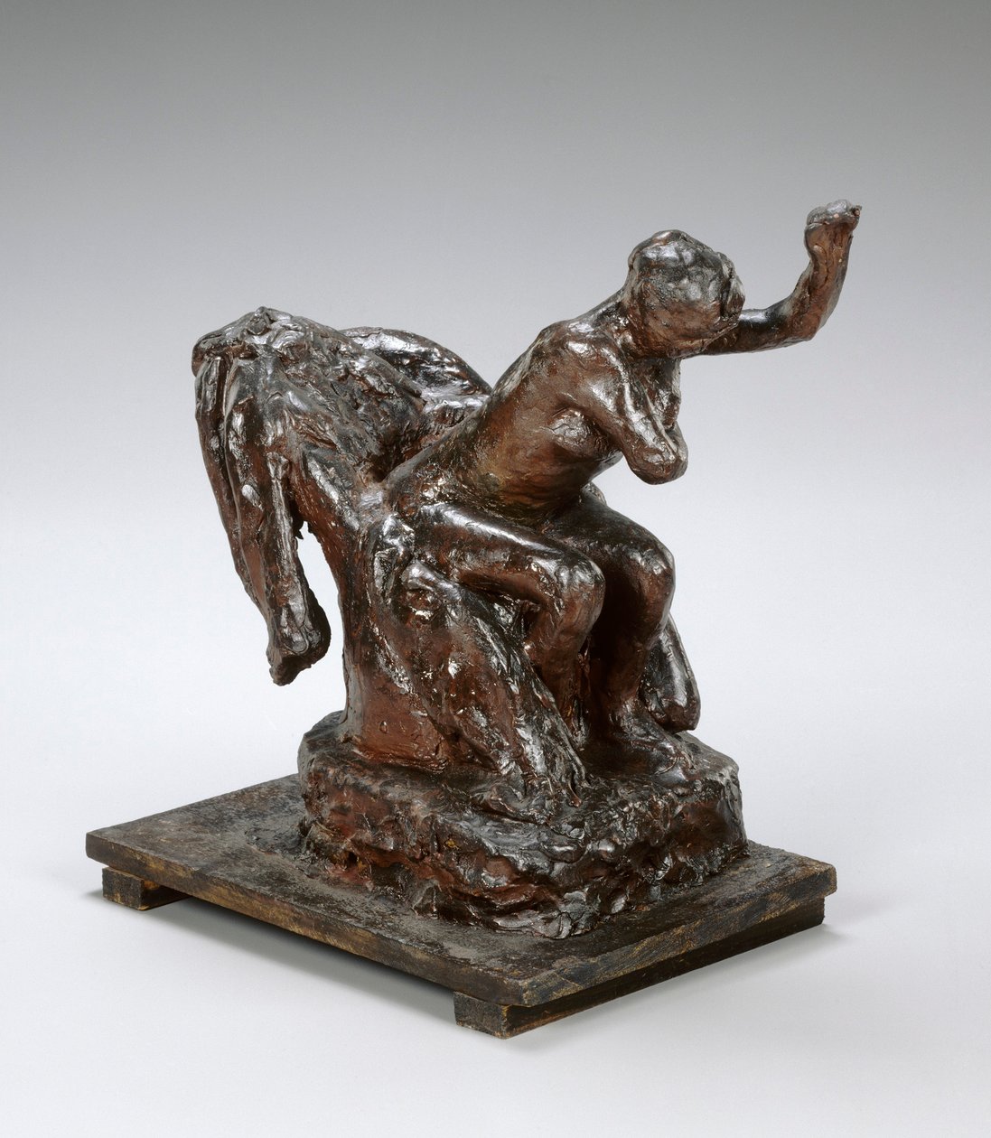 Femme assise dans un fauteuil, s