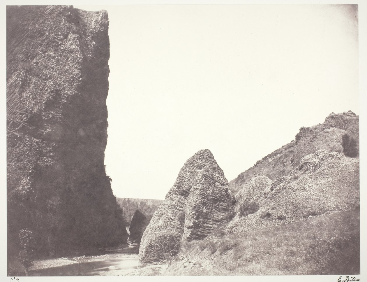 Ruisseau coulant entre une falaise et des rochers - Edouard Denis Baldus