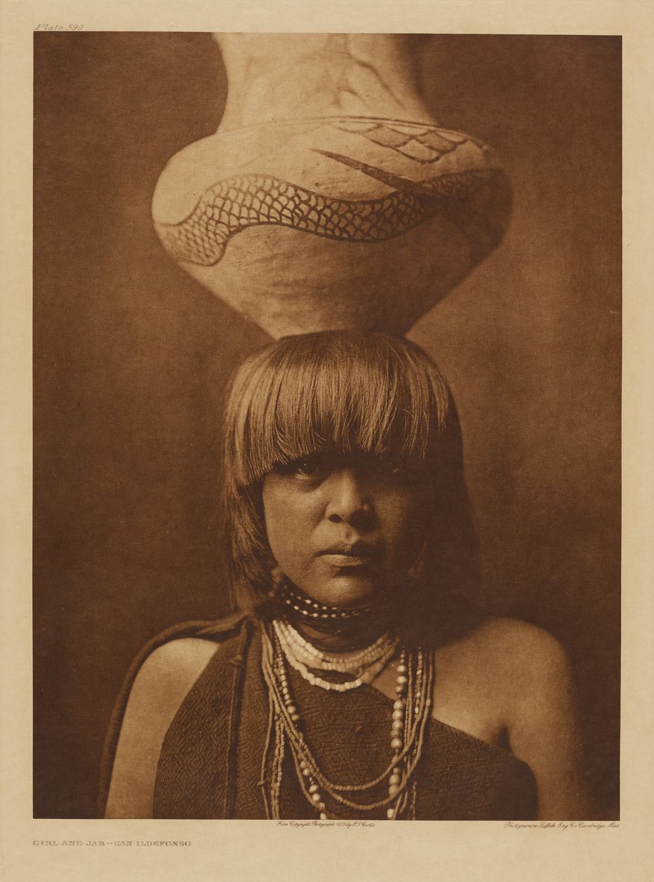 Une fillette et un bocal - San Ildefonso - Edward S. Curtis