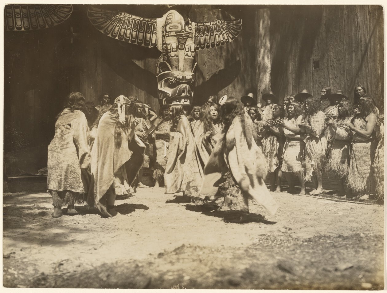 [Naida danse la Danse de la vie et de la mort] - Edward S. Curtis