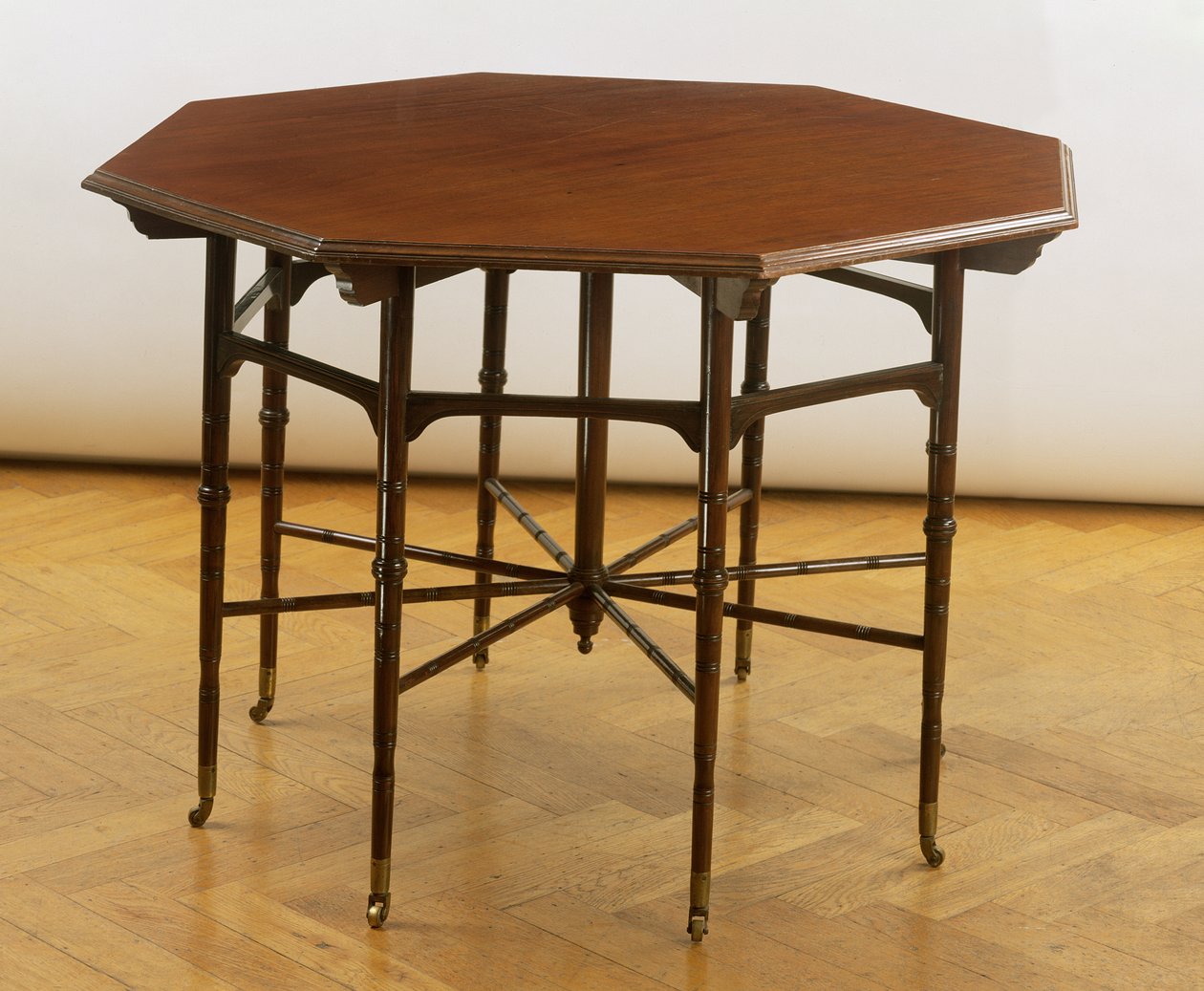 Table octogonale, fabriquée par Collinson et Lock, vers 1875 - Edward William Godwin