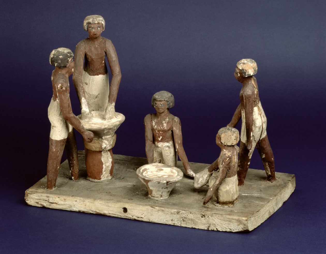 Modèle de cinq hommes brassant, de Beni Hasan, Moyen Empire, c.2035-1668 av. J.-C. - Egyptian 11th Dynasty