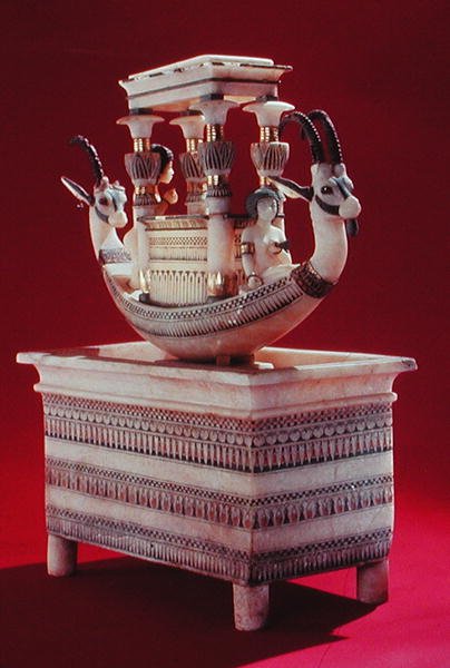 Coffre avec un bateau décoré de deux têtes d