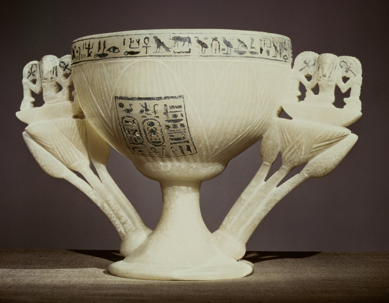 Coupe à boire en forme de fleur de lotus à demi-ouverte, trouvée à l