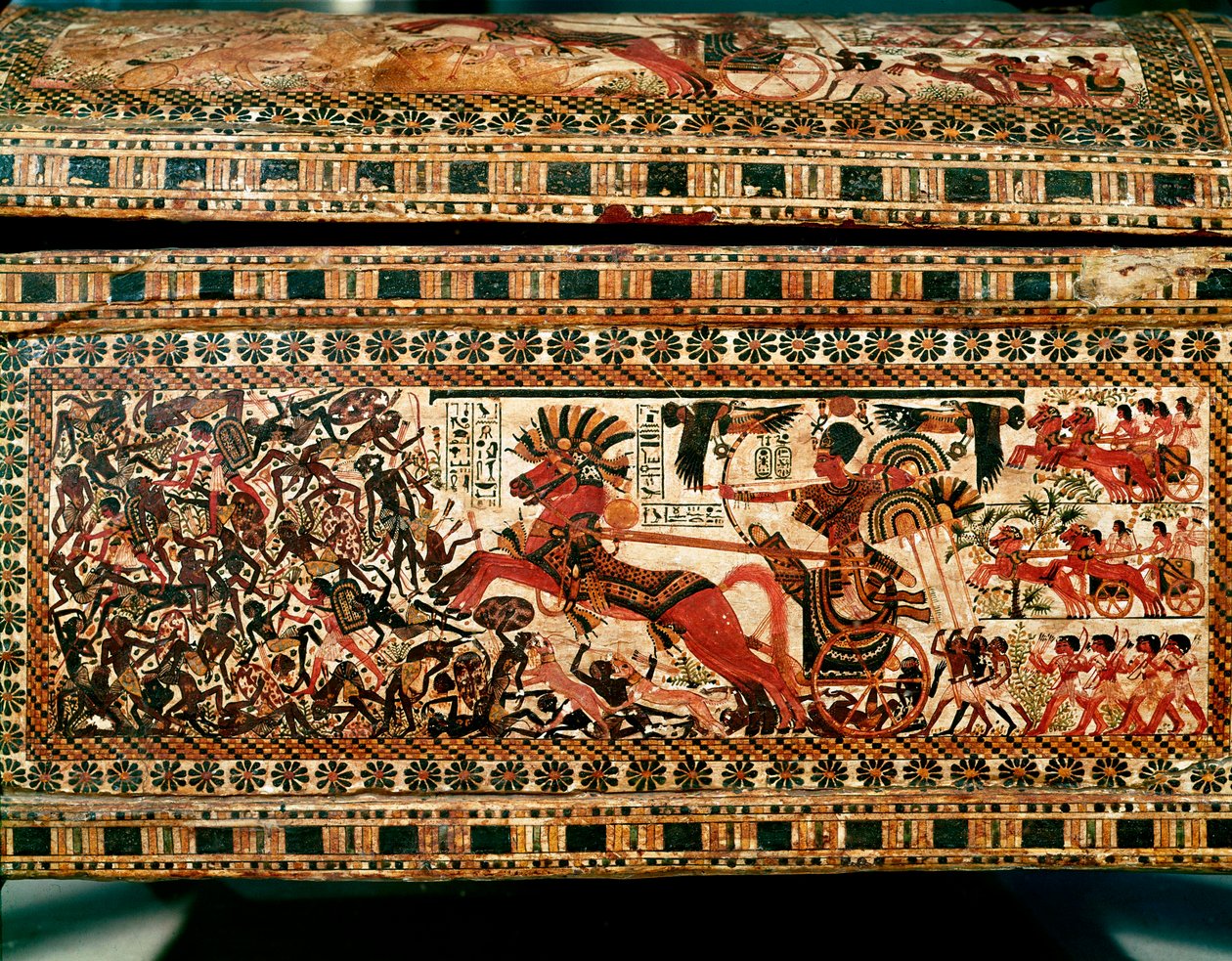 Antiquité égyptienne : petite boîte en bois avec des scènes représentant le pharaon Toutânkhamon chassant des Nubiens sur son char. XVIIIe dynastie. De la tombe de Toutânkhamon (1345-1327 av. J.-C.) Vallée des Rois. Thèbes. Dim. 61 cm. Le Caire, Musée égyp - Egyptian 18th Dynasty