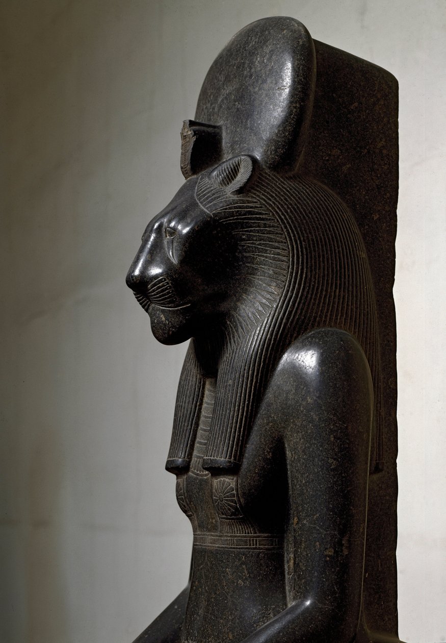 Antiquité égyptienne : la déesse lionne Sekhmet couronnée du disque solaire. Statue en granit noir. 1540-1295 av. J.-C. - Egyptian 18th Dynasty