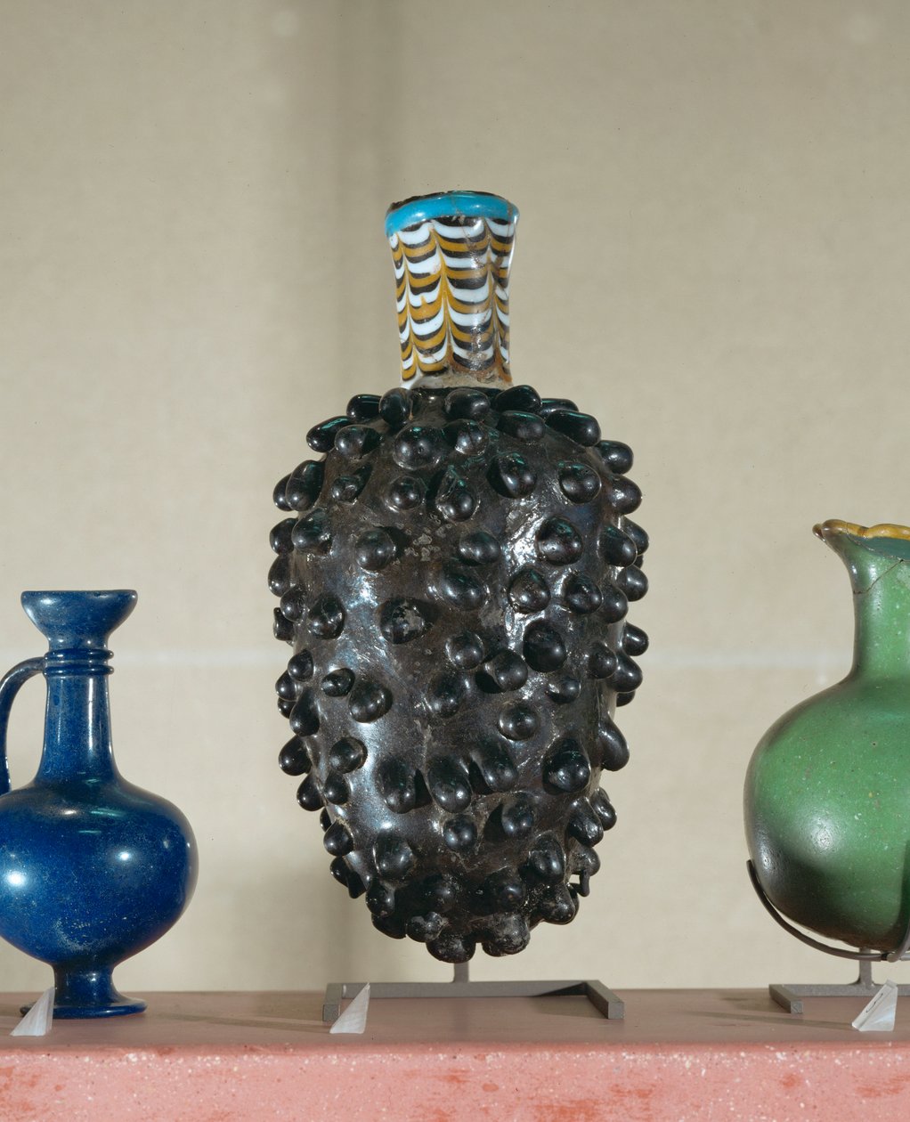 Flacon. Ces récipients étaient fabriqués en immergeant une matrice dans du verre fondu ... - Egyptian 18th Dynasty