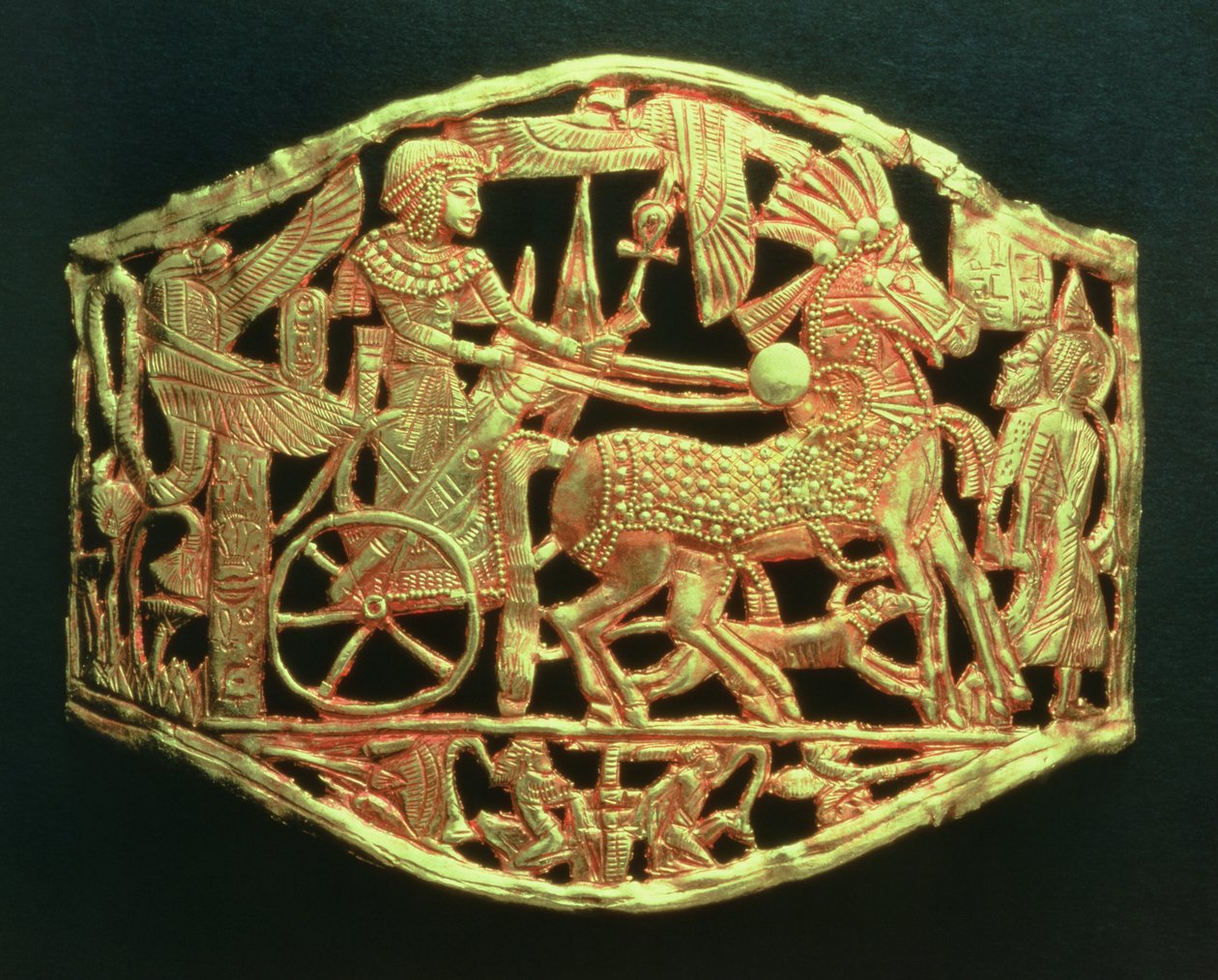Plaque ajourée ou boucle montrant le retour triomphal du roi avec des prisonniers, de la tombe de Toutankhamon (c.1370-52 av. J.-C.) Nouvel Empire (or) - Egyptian 18th Dynasty