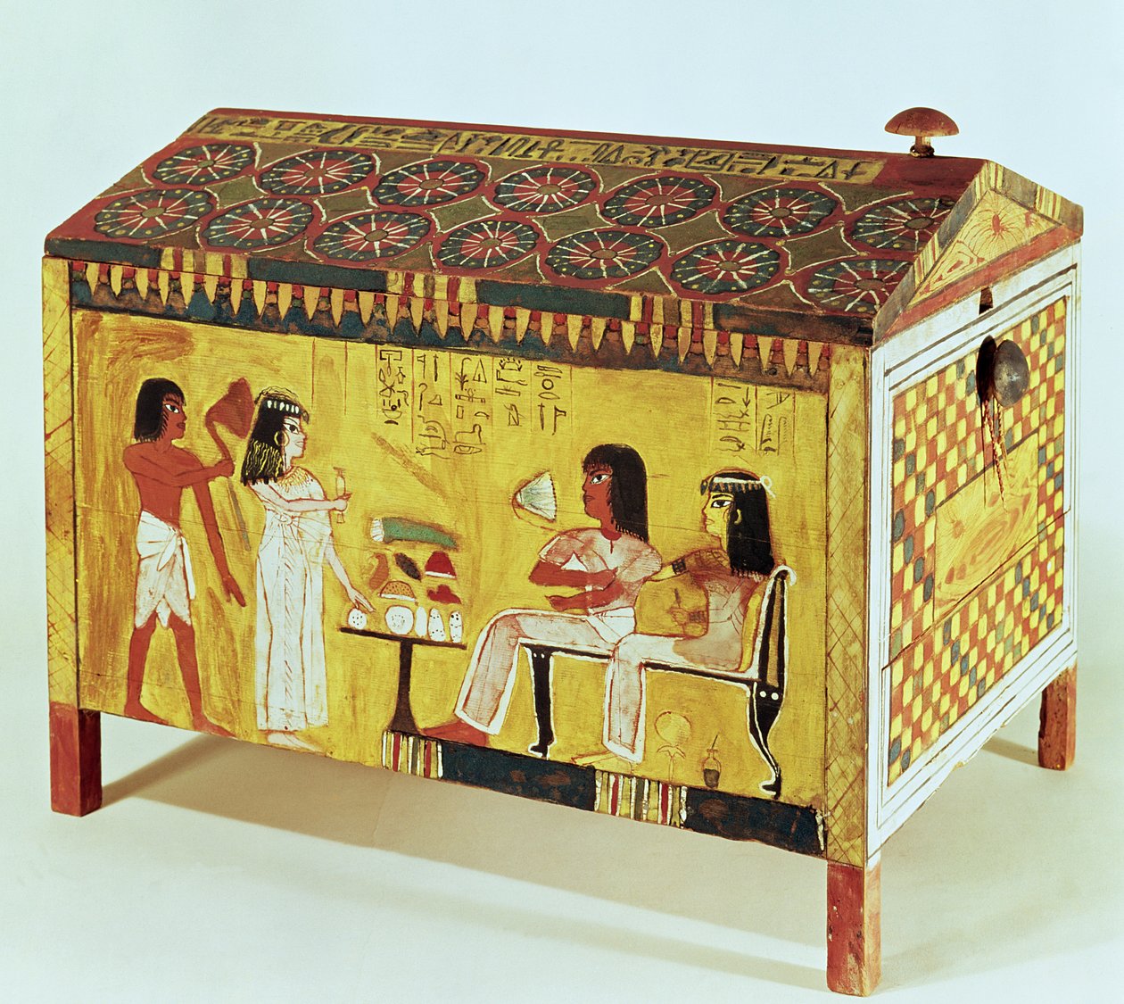 Coffre peint avec une scène de banquet de la tombe de Kha (c.1390-52 av. J.-C.) trouvé à Deir el-Medina, Nouvel Empire (bois) - Egyptian 18th Dynasty