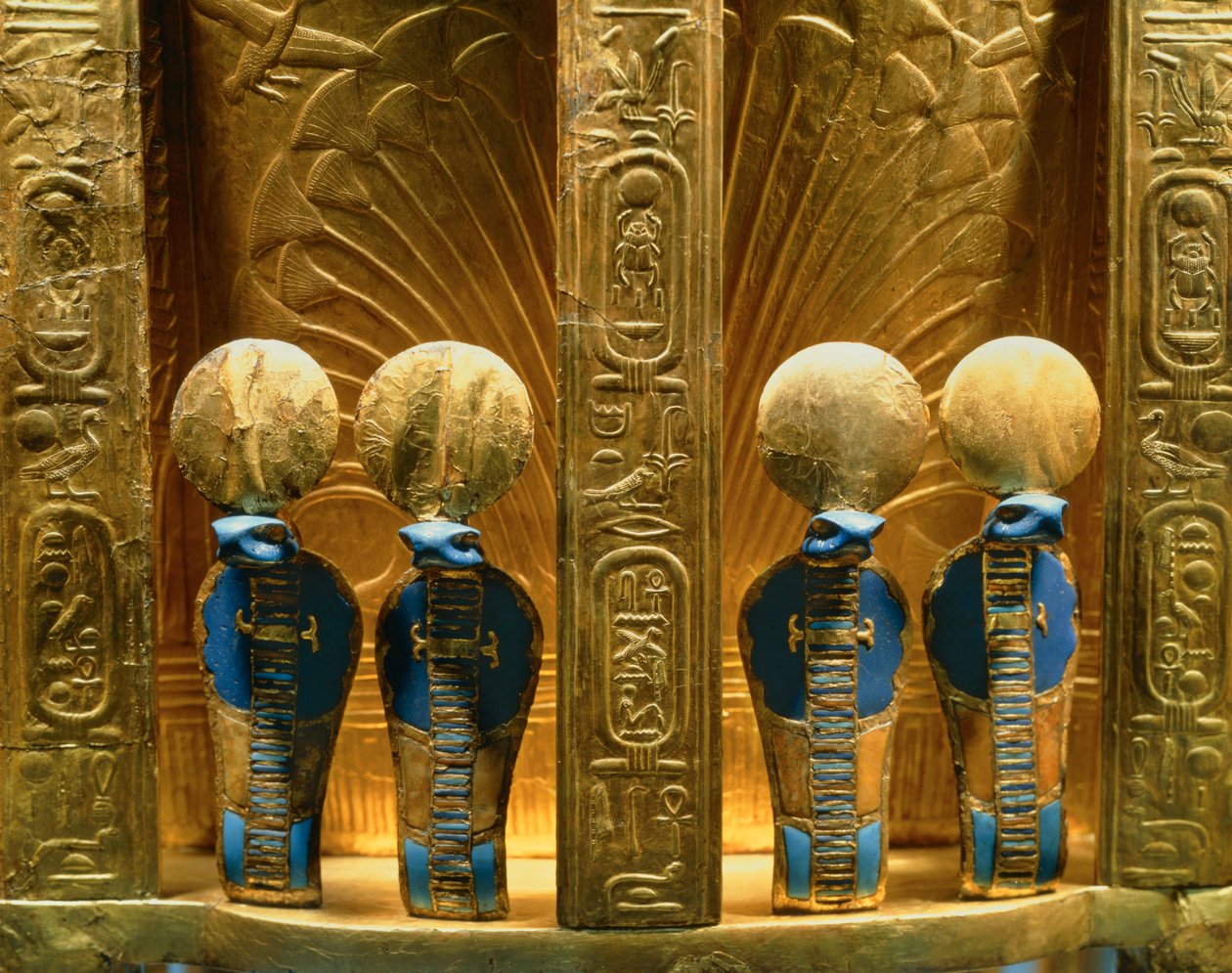 Revers du trône du pharaon Toutânkhamon avec quatre figures d