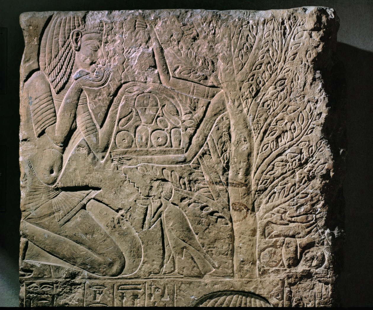 La déesse des arbres offre de la nourriture et des boissons (relief) - Egyptian 18th Dynasty