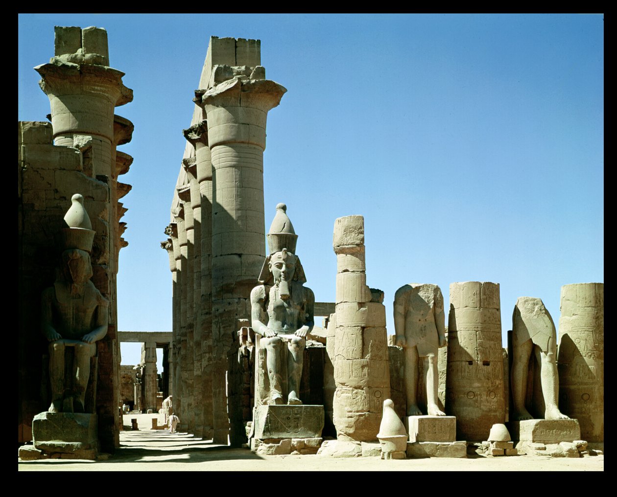 Colosses de Ramsès II (vers 1279-1213 av. J.-C.) et le pylône d