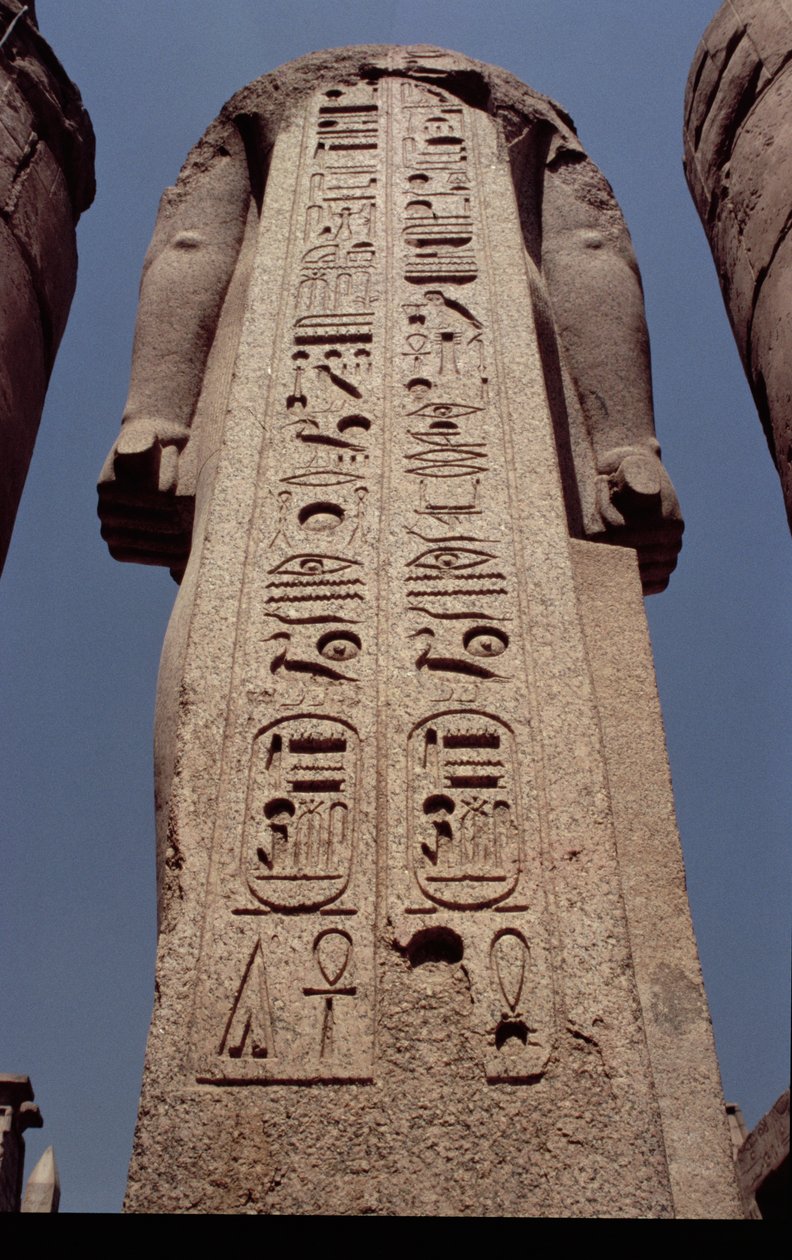 Colonne avec des armes représentant le cartouche de Ramsès II (1298-32 av. J.-C.) Nouvel Empire, c.1297-1185 av. J.-C. - Egyptian 19th Dynasty