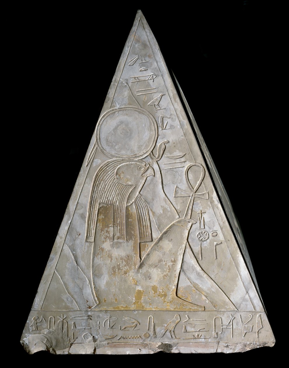 Antiquité égyptienne : pointe de pyramide de la chapelle de Ramose décorée de la représentation de Re-Atum, divinité du soleil couchant. XIXe dynastie (1295-1190 av. J.-C.) Deir el Medineh. Turin, musée égyptien - Egyptian 19th Dynasty