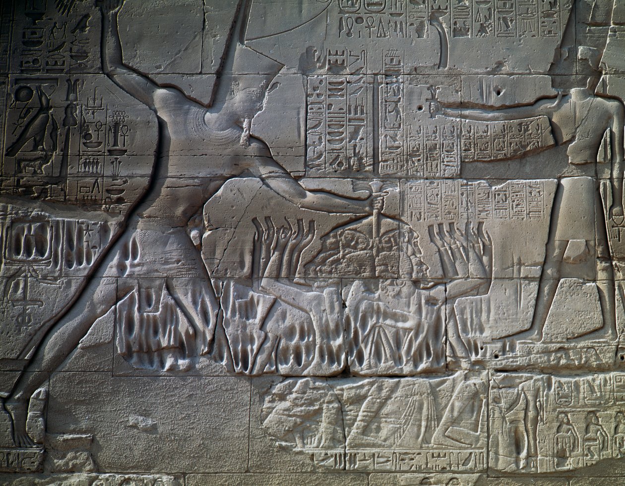 Prisonniers libyens, relief, mur extérieur de la Grande Salle Hypostyle, Temple d