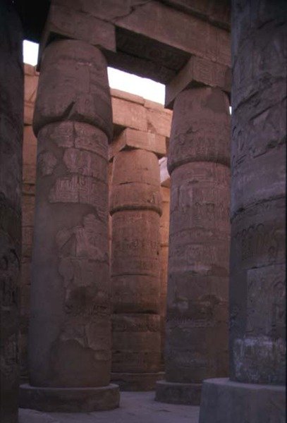 Colonnes de papyrus avec des chapiteaux en bouton dans la salle hypostyle du temple d