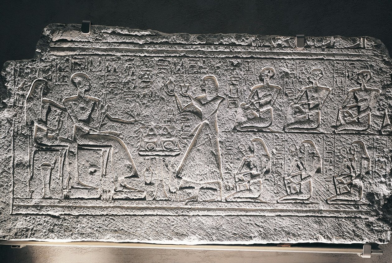 Relief de Ptahhotep et Taousert de Saqqarah, le couple recevant des offrandes de leur fils aîné Amenheb et d