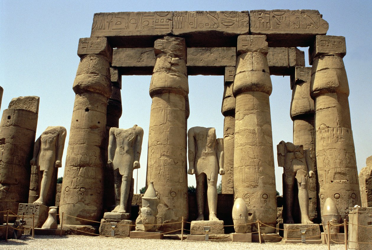Statues de Ramsès II (1298-32 av. J.-C.) et colonnes en bourgeon de papyrus dans la cour péristyle, Nouvel Empire, c.1297-1185 av. J.-C. - Egyptian 19th Dynasty