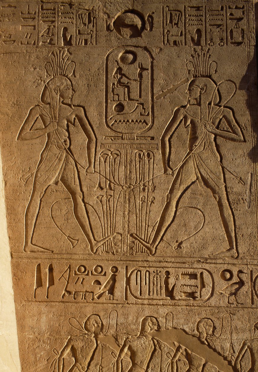 Union entre la Haute et la Basse Égypte et cartouche du Pharaon, relief à la base des trônes, Temple de Ramsès II, Abou Simbel, Égypte, Nouvel Empire, Dynastie XIX - Egyptian 19th Dynasty