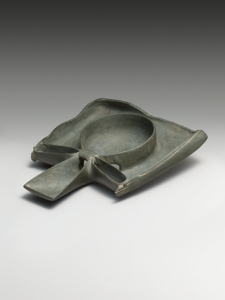 Plat à libation représentant des bras de Ka présentant un signe Ankh (grauwacke) - Egyptian 1st Dynasty