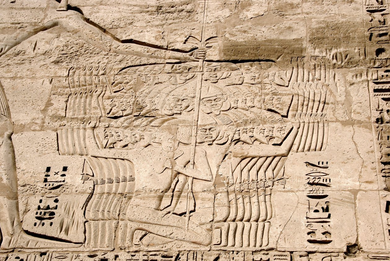 Détail des reliefs du premier pylône représentant la capture de combattants appartenant aux peuples de la mer, ennemis de Ramsès III. Temple funéraire de Ramsès III (1187-1156 av. J.-C.). Louxor, Medinet Habou, Égypte - Egyptian 20th Dynasty