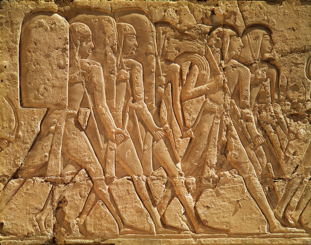 Relief représentant des serviteurs portant des cordes et des armes, du temple funéraire de Ramsès III (c.1184-1153 av. J.-C.) Nouvel Empire - Egyptian 20th Dynasty