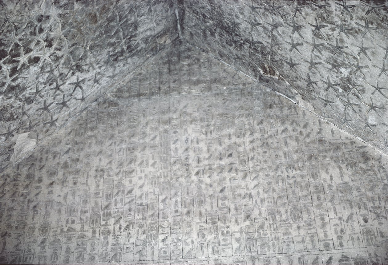 Toit et mur de la chambre funéraire de la pyramide d