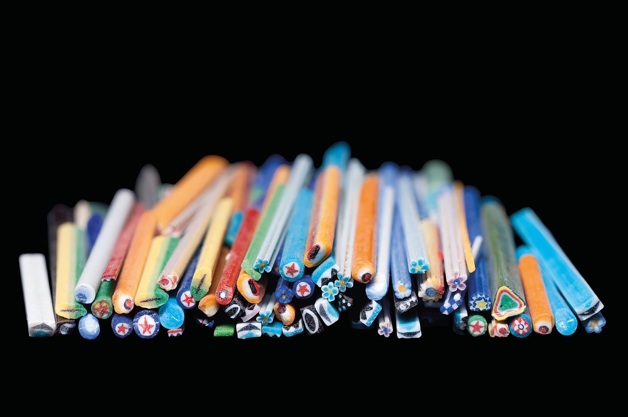 Groupe de tiges, comprenant des barres de verre mosaïque représentant des étoiles, des rosettes et d