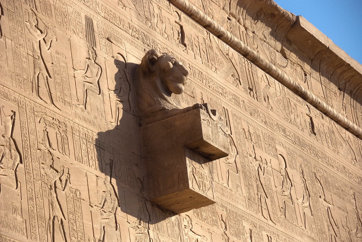 Antiquité égyptienne : gargouille en forme de tête de lion, temple de Hathor, Dendérah, Égypte - Egyptian Ptolemaic Period