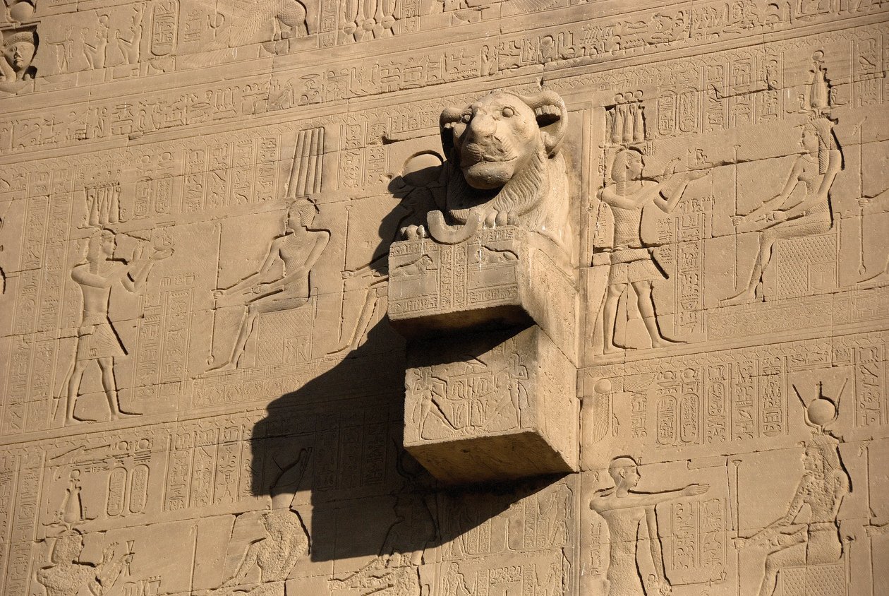 Antiquité égyptienne : gargouille en forme de tête de lion, temple de Hathor, Dendérah, Égypte - Egyptian Ptolemaic Period
