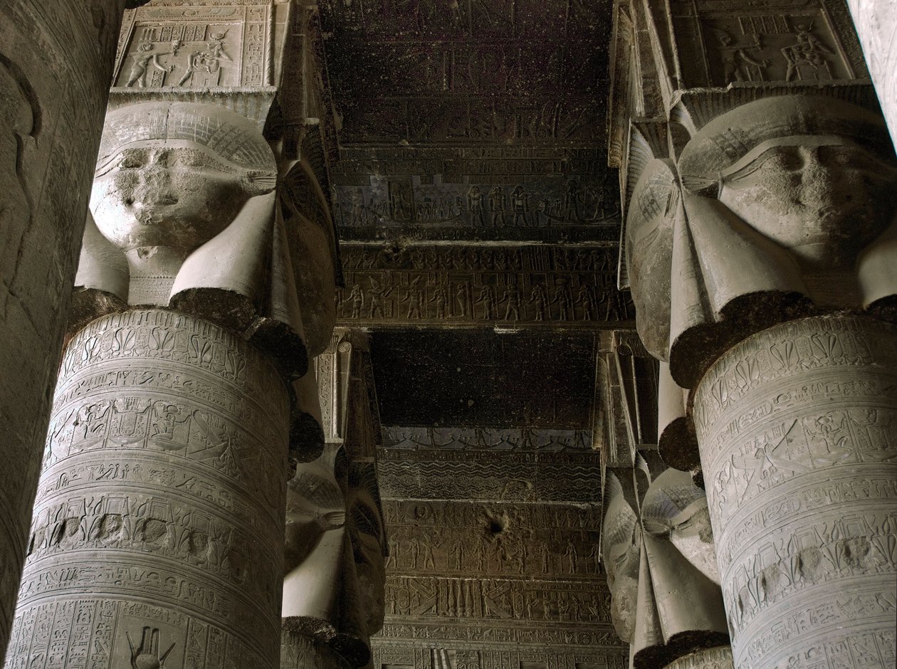 Antiquité égyptienne: vue partielle de la salle hypostyle avec colonnes décorées de la déesse Hathor - Egyptian Ptolemaic Period