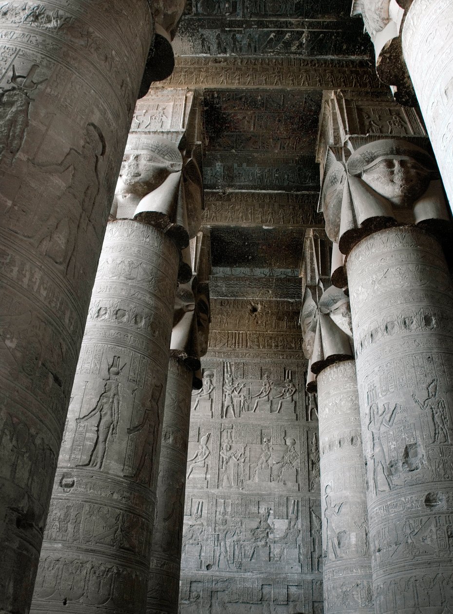 Antiquité égyptienne : vue partielle de la salle hypostyle avec des colonnes décorées de la représentation de la déesse Hathor. Temple de Hathor, Denderah, Égypte - Egyptian Ptolemaic Period