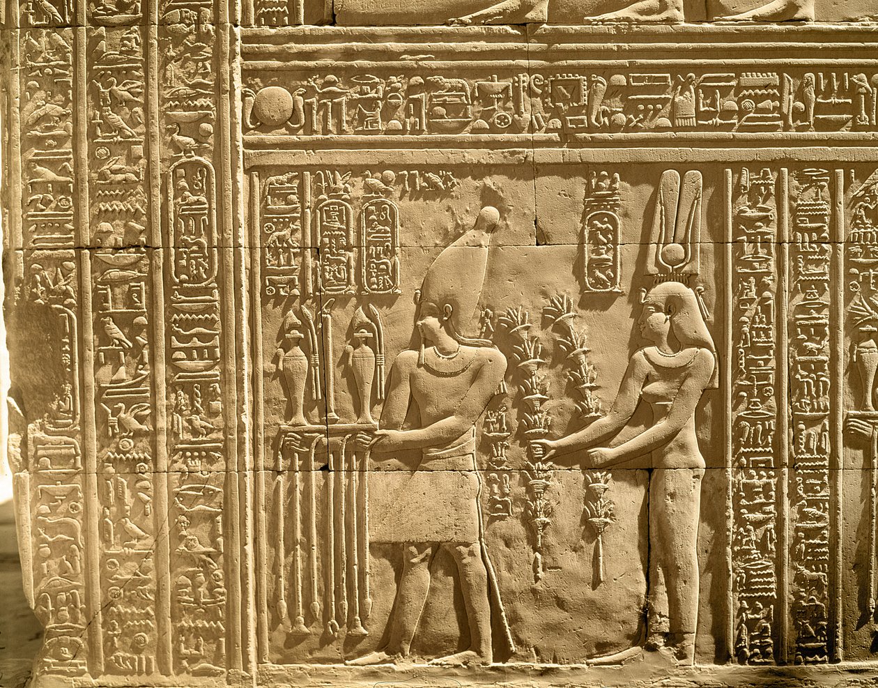 Relief représentant Ptolémée VIII Évergète II (Physkon) et Cléopâtre III faisant des offrandes aux dieux - Egyptian Ptolemaic Period