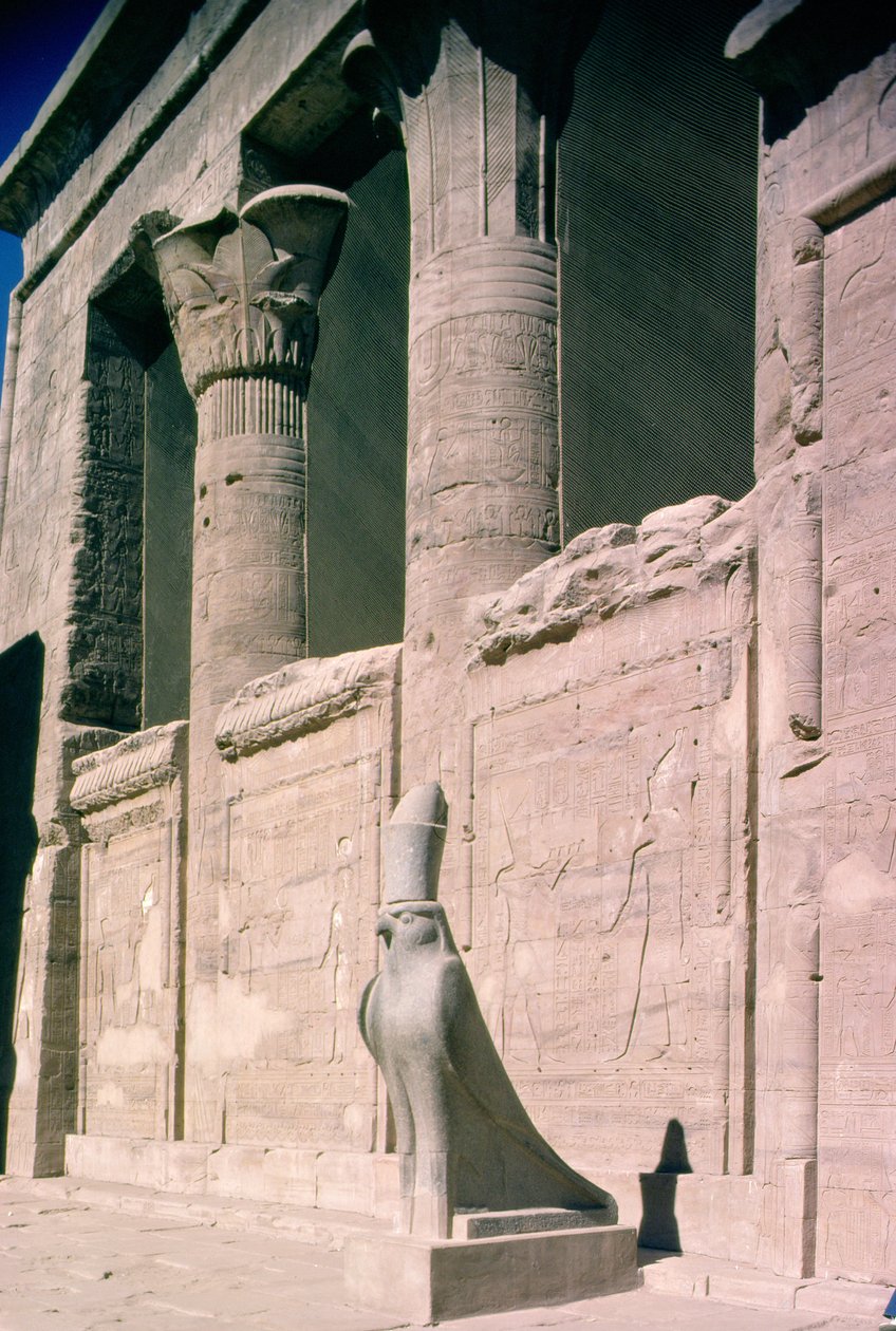 Vue de la façade en grès du temple d