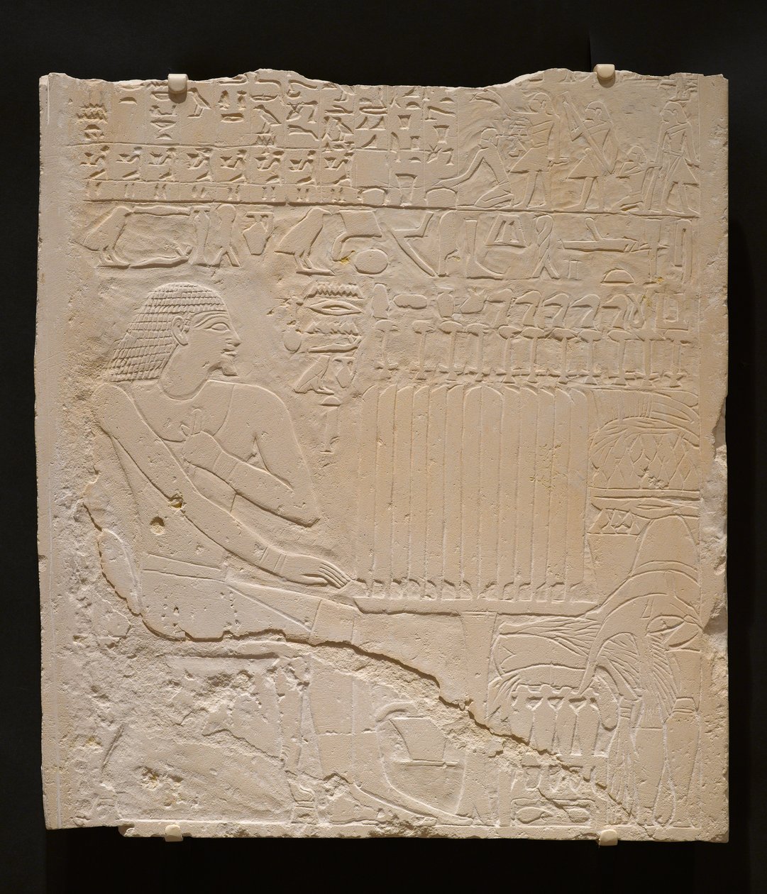 Relief de la tombe de Khnumti, c.2345-2184 av. J.-C. (calcaire blanc) - Egyptian School