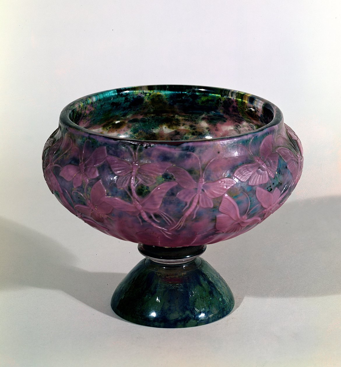 Tasse décorée de papillons et d