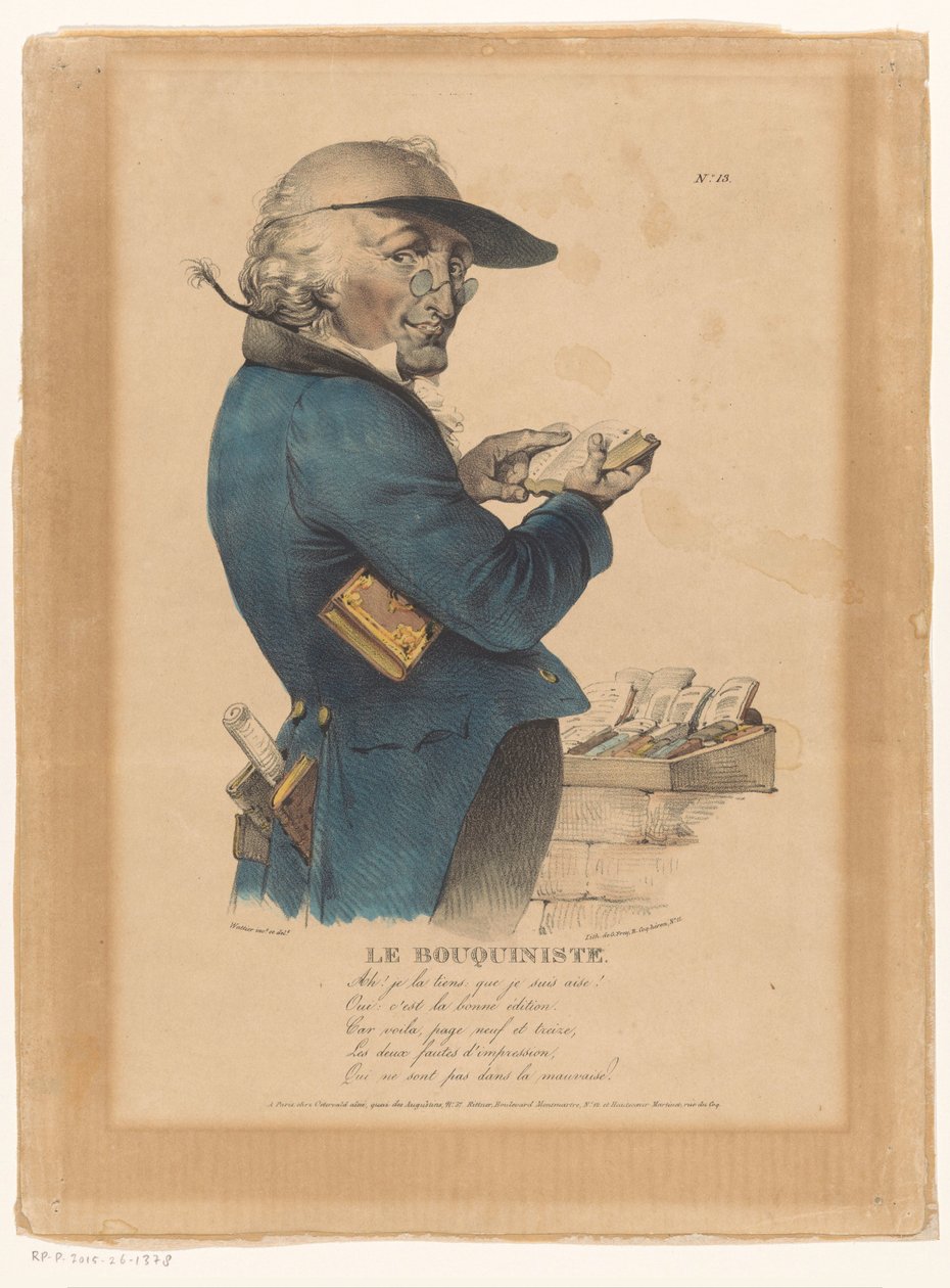 Homme regardant un livre devant un étal de livres - Émile Wattier